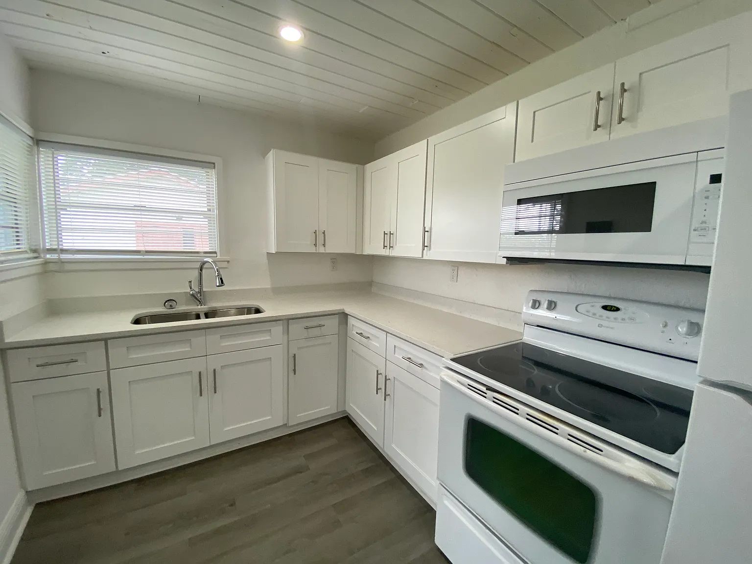 2 bed, 776 sqft, $1,600 — Photo 2