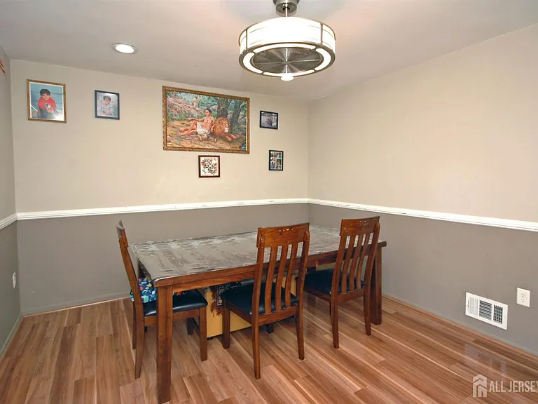 4 White Oaks Dr — Photo 8