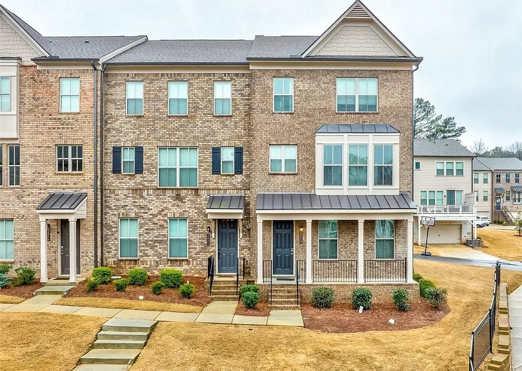 4 bed, 4.0 bath, 2295 sqft, $3,700 — Photo 2