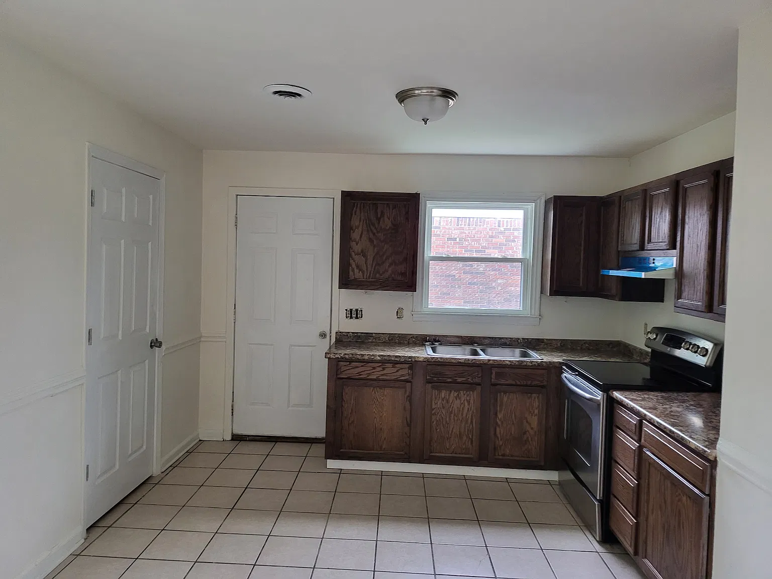 3 bed, 1.5 bath, 1000 sqft, $1,785 — Photo 2