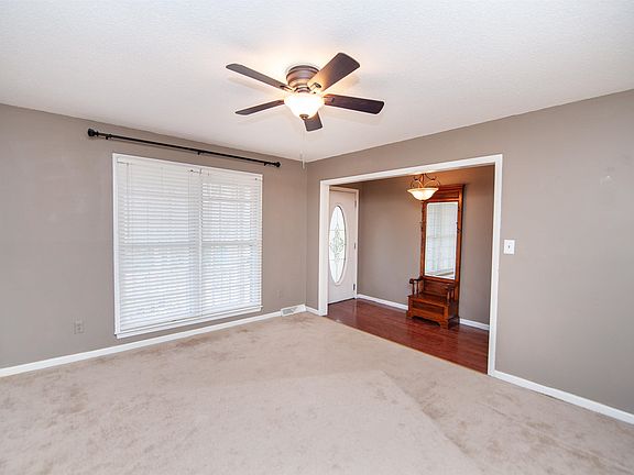 4th image of 902 Sussex Ct