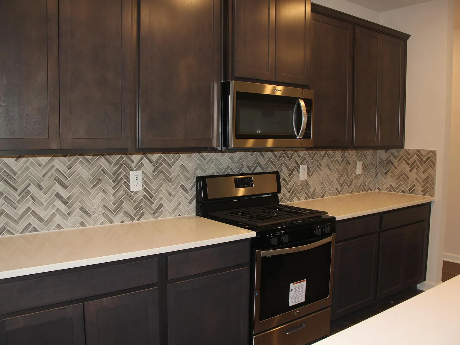 3 bed, 2.5 bath, 1962 sqft, $2,645 — Photo 2