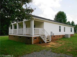 2205 Governors Ln, Yadkinville, NC 27055