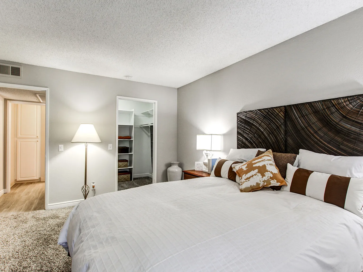 Grand Apartments on Lindley — Photo 4