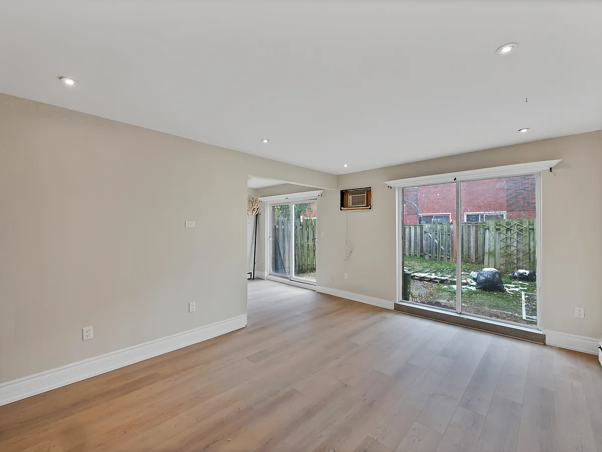 Photo 1 of 10 - 2623 King St E #4 - Hamilton, ON Primary Photo - 2623 King St E #4