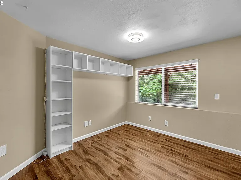 1320 NW Maple Ln #B — Photo 5