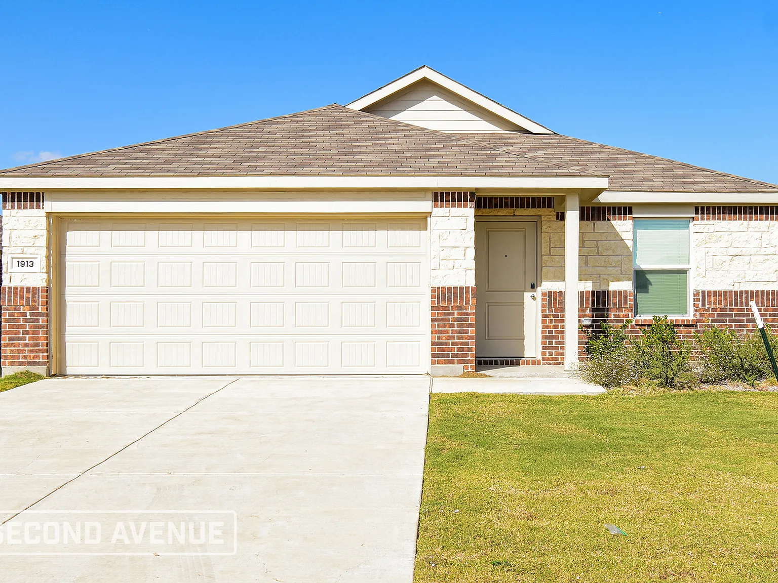 4 bed, 2.0 bath, 1667 sqft, $1,949 — Photo 1