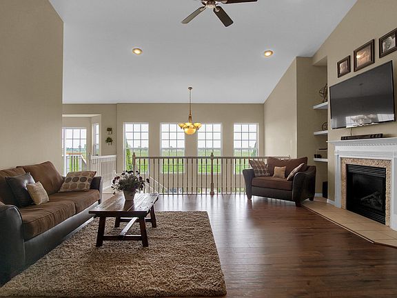 3rd image of 132 Oakshire Dr E