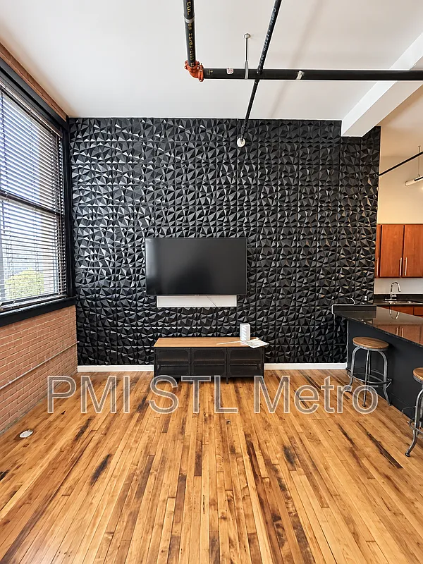 2 bed, 1.0 bath, 1051 sqft, $1,199 — Photo 2