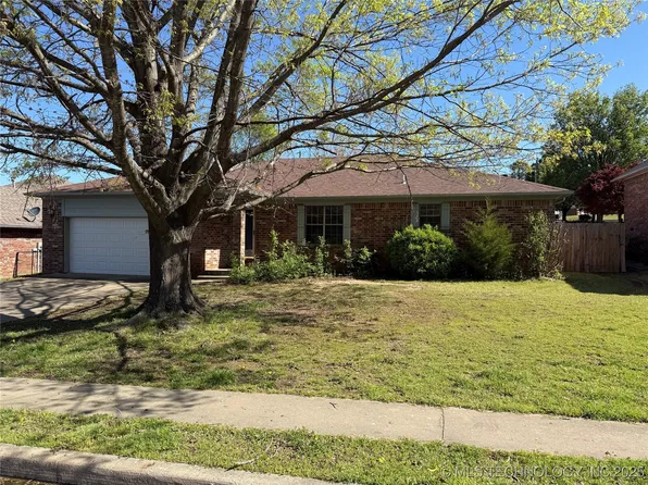 202 Greentree Dr, Tahlequah, OK 74464