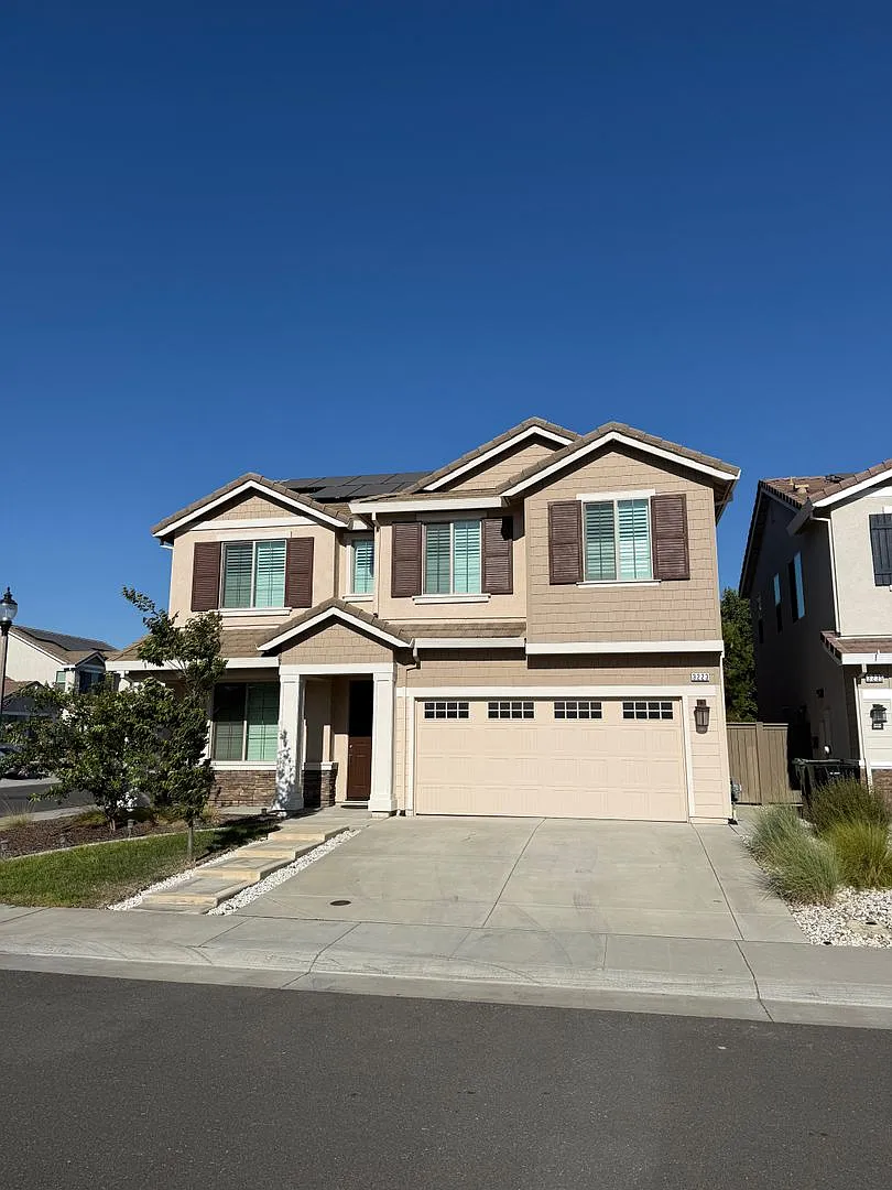 Stunning 4-Bedroom Lincoln Home with Upstairs Loft! — Photo 1