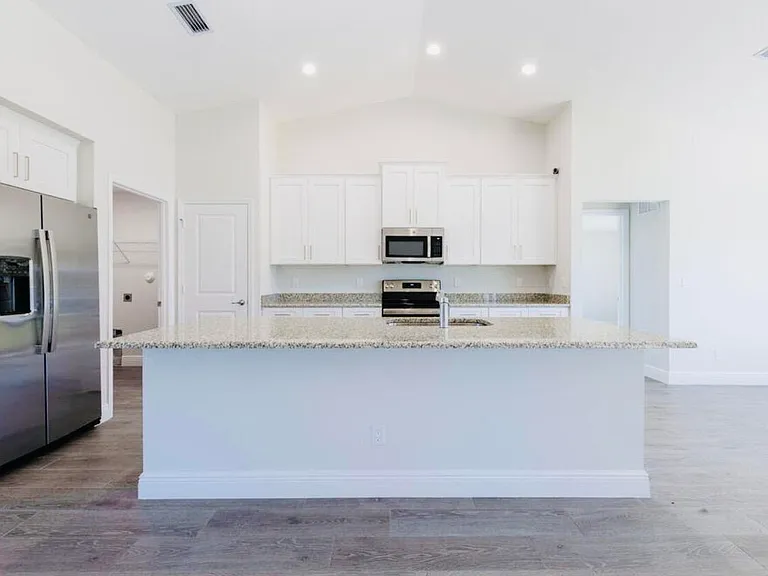 2372 SW Import Dr — Photo 3