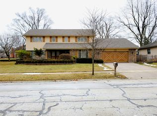 151 Chaucer Ct, Willowbrook, IL 60527