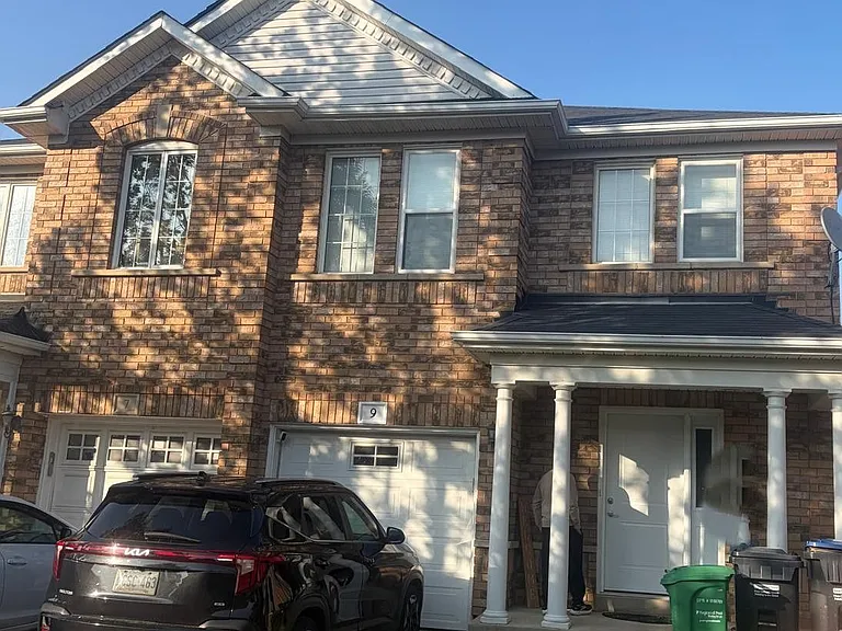 9 Farthingale Cres — Photo 1