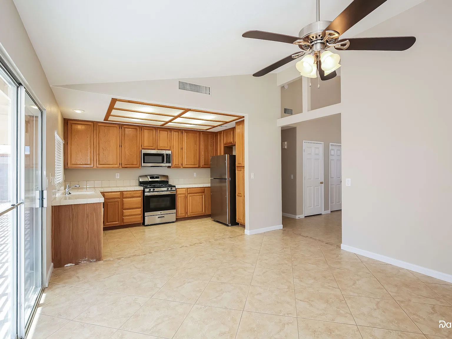 3 bed, 2.0 bath, 1608 sqft, $2,035 — Photo 3