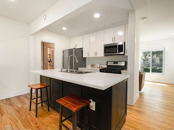 3rd image of 1015 4th Ave
