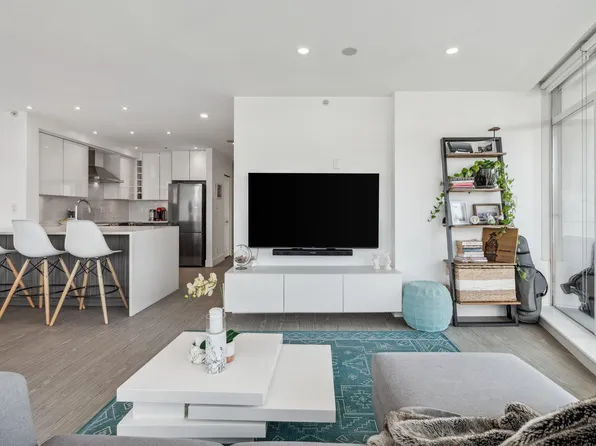 898 Carnarvon St #1908, New Westminster, BC V3M 0C3