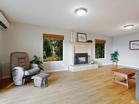 4th image of 19104 11th Ave NE