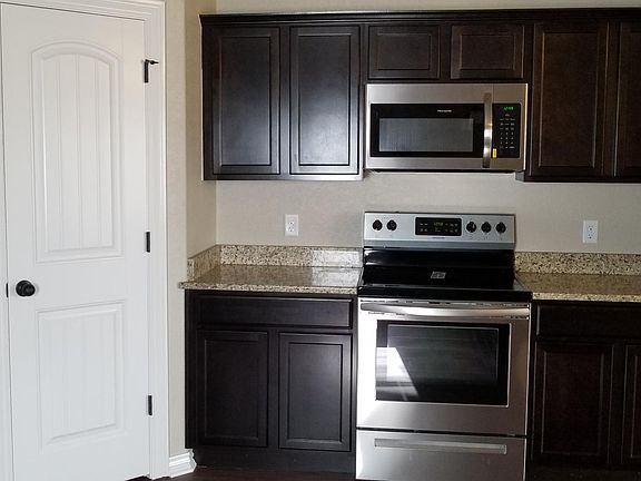 Range, microwave - Kitchen