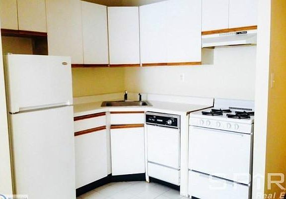 5th image of 207 E 29th St APT 6