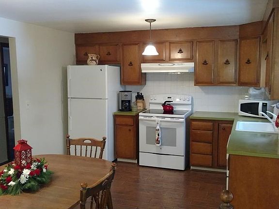 3rd image of 77 Minden Dr