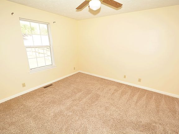 3rd image of 580 Kathryn Ct