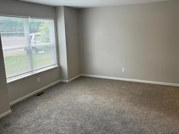 1106 Oak Valley Dr, Pontiac, MI 48341