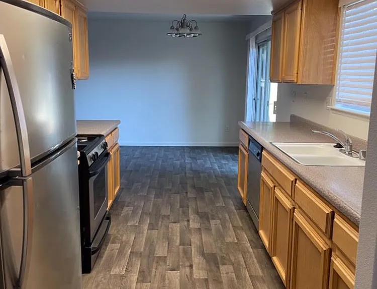 527 Grundy Ave — Photo 3