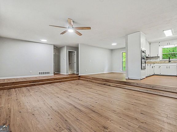 3rd image of 5865 Leah Ln