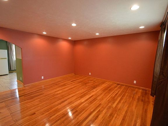 3rd image of 713 W Carlton Ave