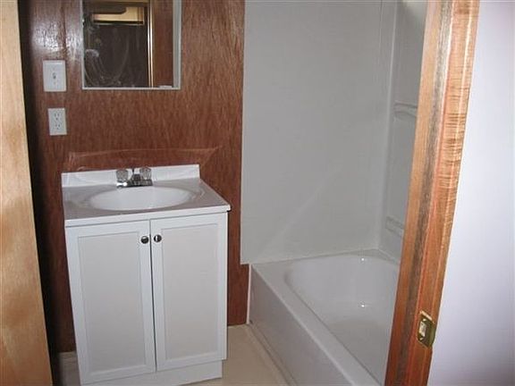 2nd full bathroom.jpg