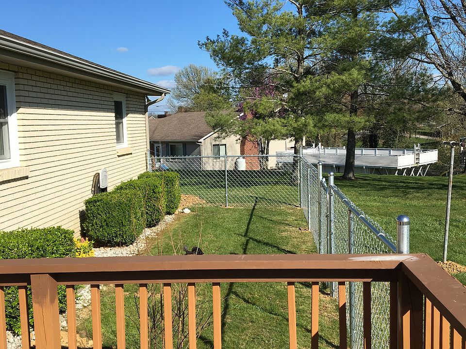 2nd image of 121 Redwood Dr