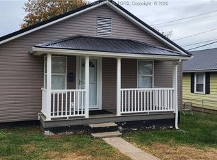 704 7th St, Nitro, WV 25143