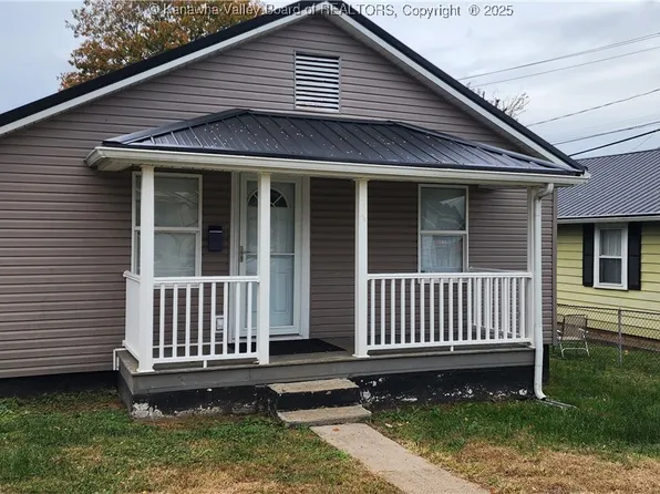 704 7th St, Nitro, WV 25143