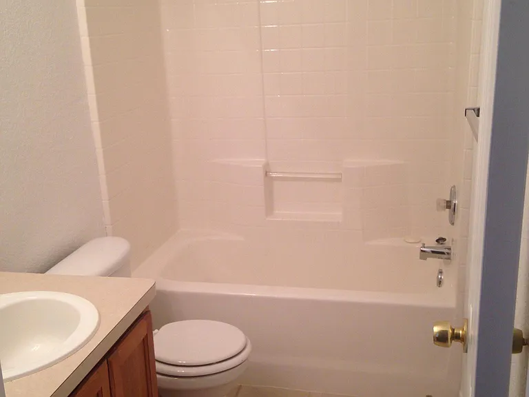953 W Elm St — Photo 2