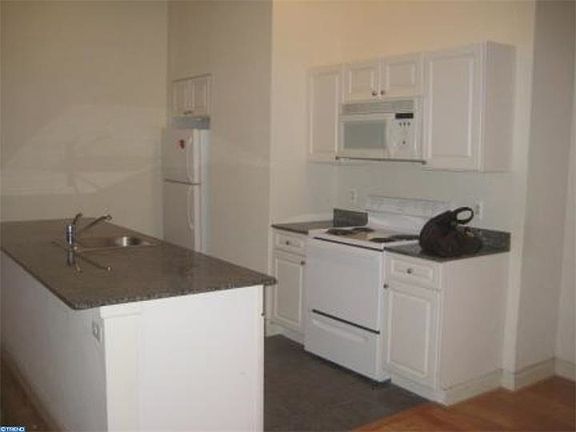 2nd image of 1001 Chestnut St #605W