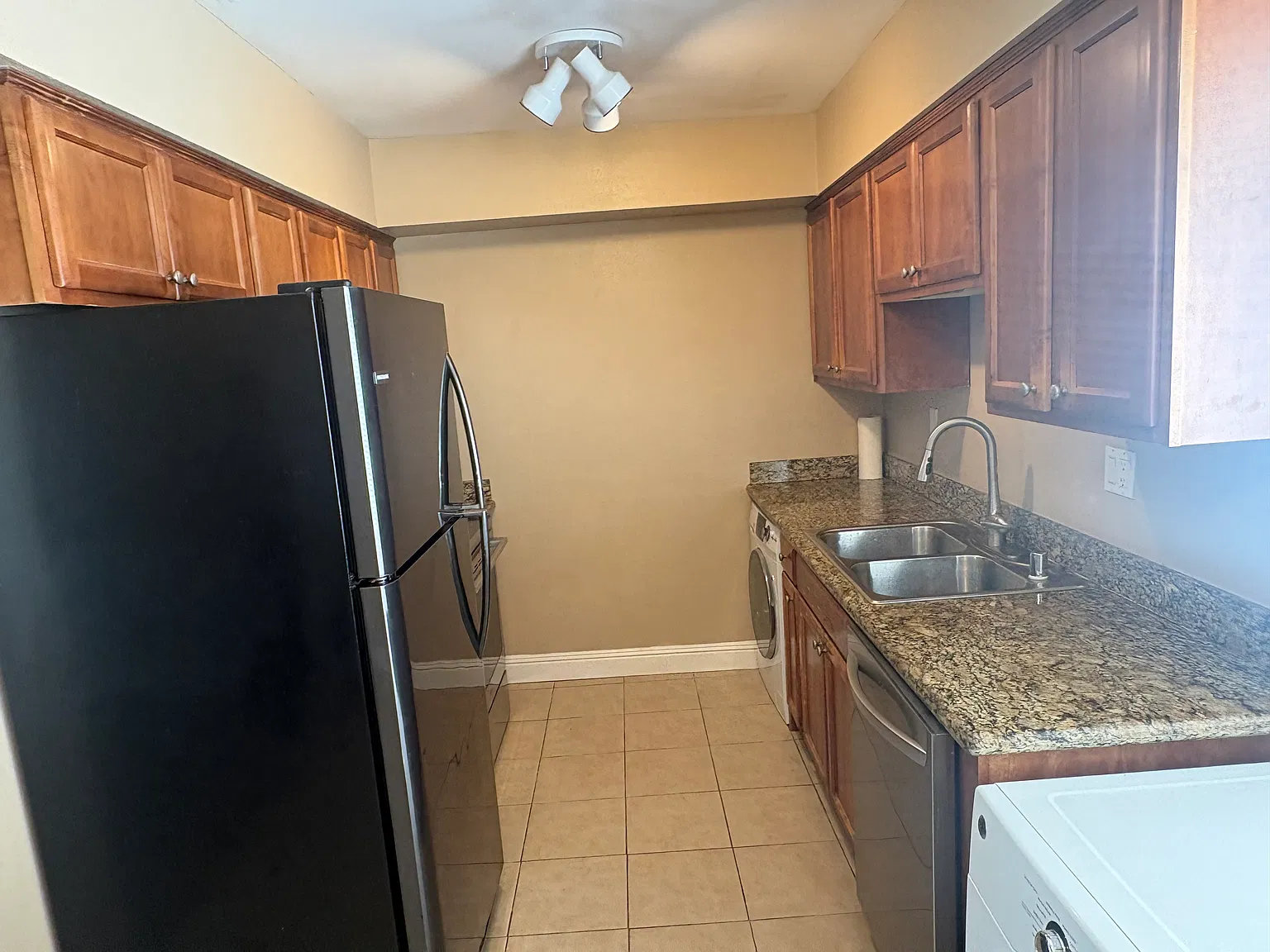 2 bed, 918 sqft, $2,700 — Photo 3
