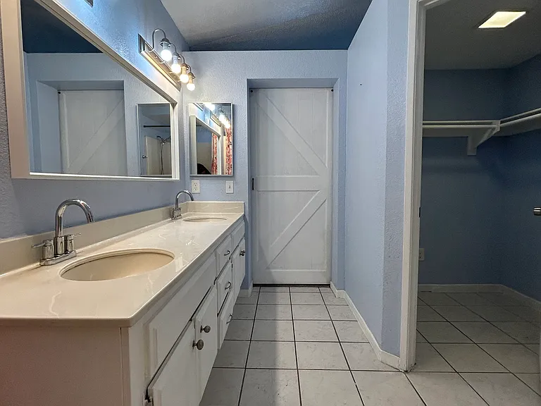 1460 Portrait St — Photo 8