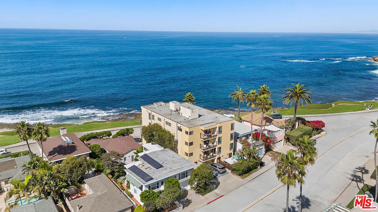 2 bed, 2.0 bath, 992 sqft, $10,000 — Photo 4