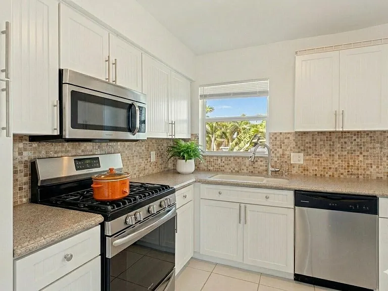 1001 SE 5th Ave — Photo 13
