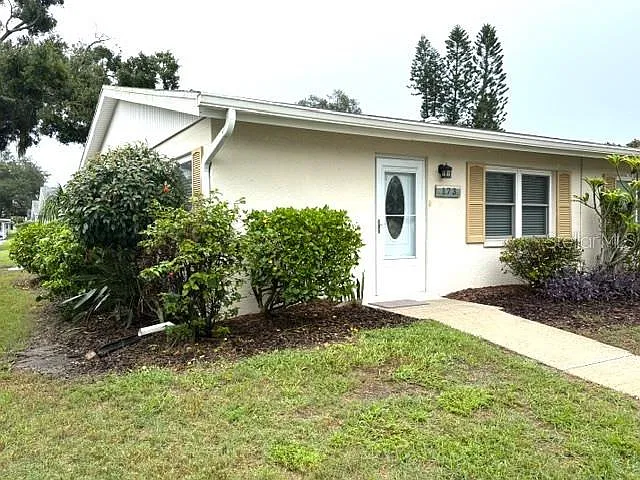 2202 Clubhouse Dr — Photo 2