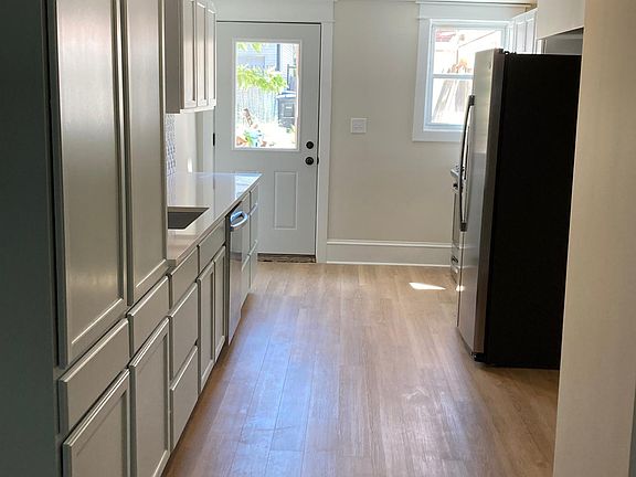 3rd image of 1455 W Erie St #1