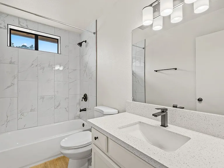 3325 E Lockett Rd — Photo 32