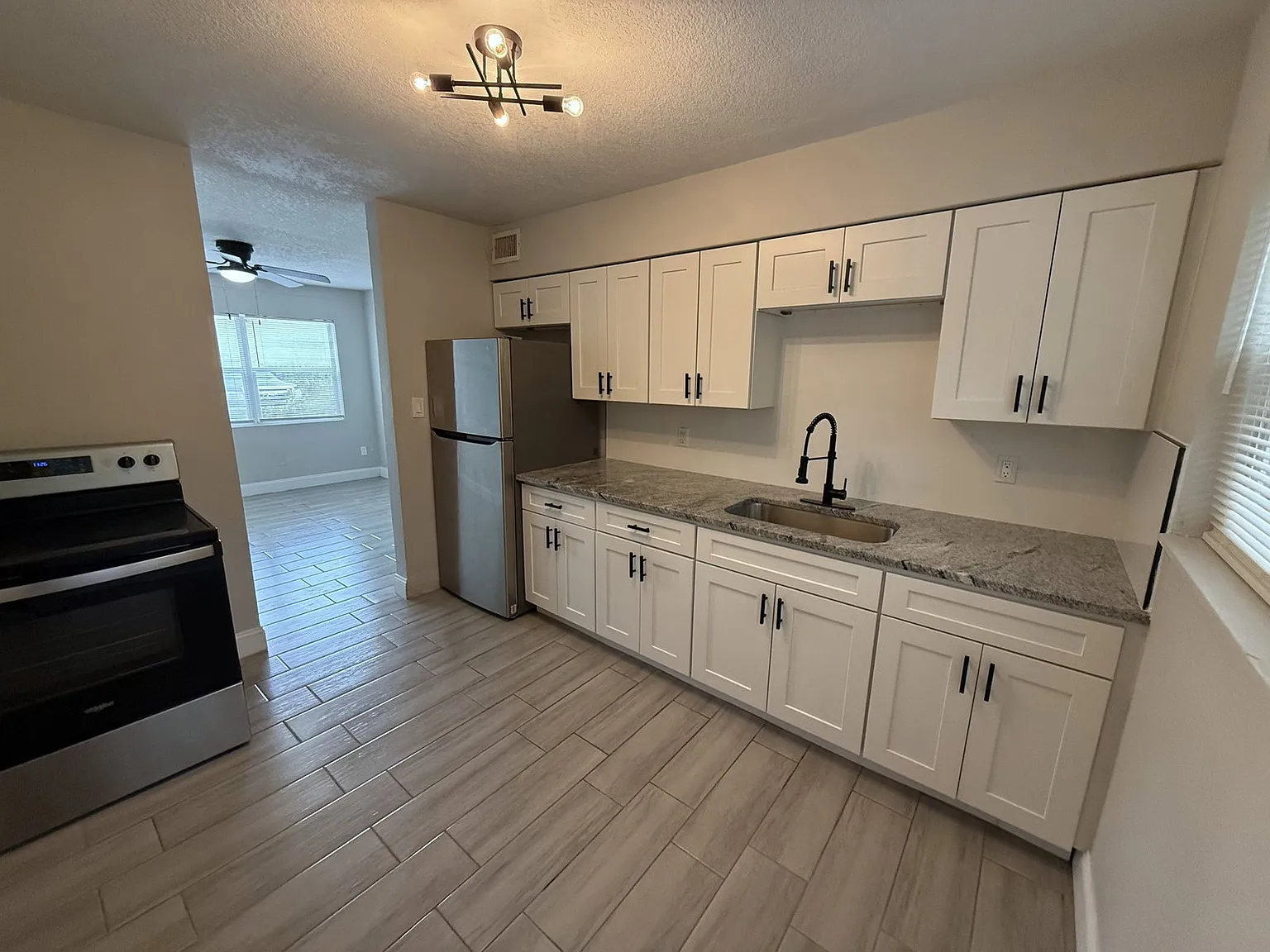 2 bed, 1.0 bath, 702 sqft, $1,595 — Photo 2