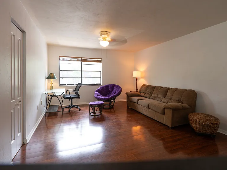 625 SW 10th Ln #4 — Photo 4