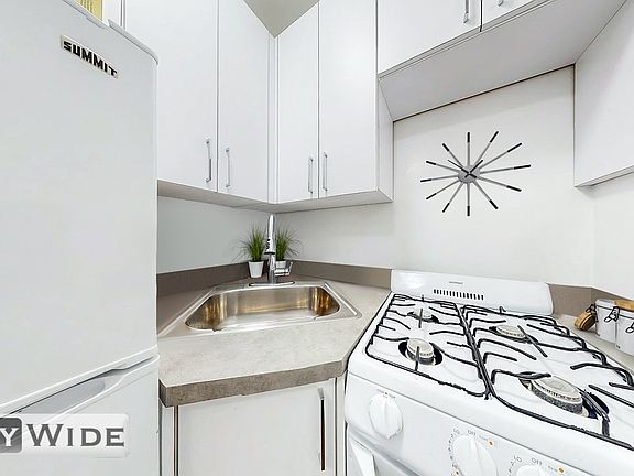 3rd image of 224 E 89th St APT 10