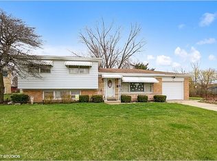 1700 W Estates Dr, Mount Prospect, IL 60056