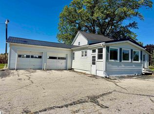 588 E Pierce Rd, Ithaca, MI 48847