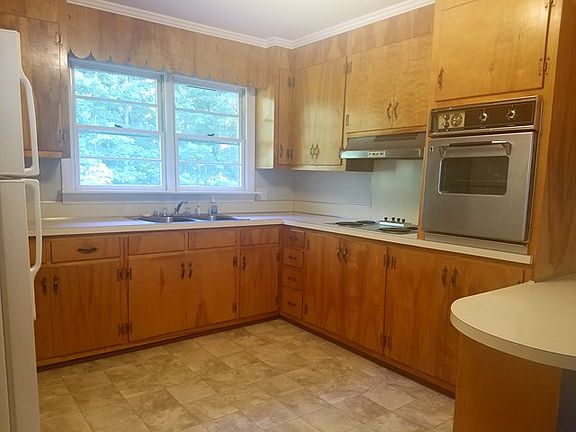 3rd image of 194 Canterbury Ln