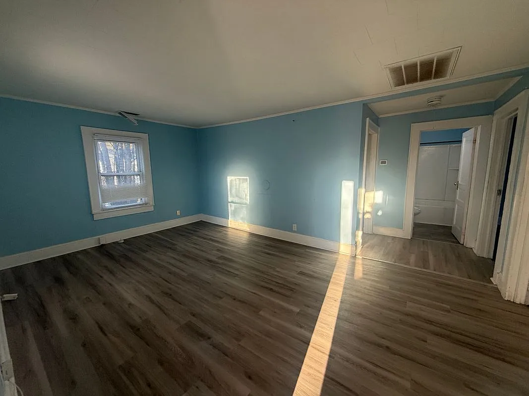 3 bed, 1.0 bath, 964 sqft, $1,250 — Photo 2
